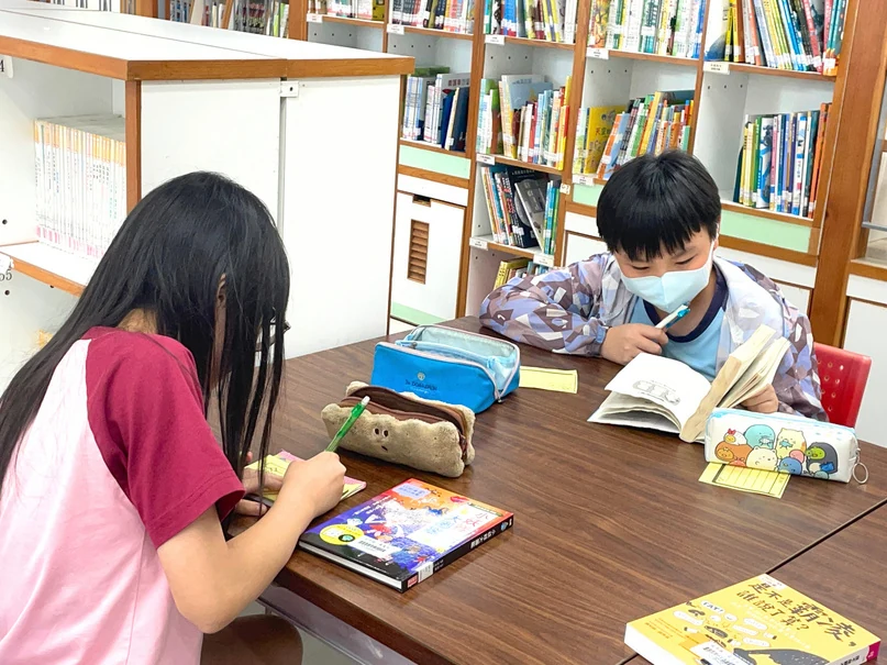學生在圖書館閱讀