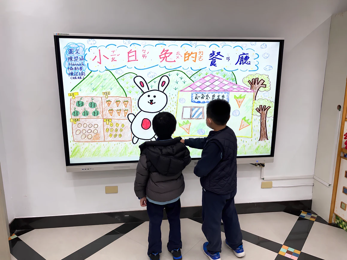 學生作品在電子看板公開展示