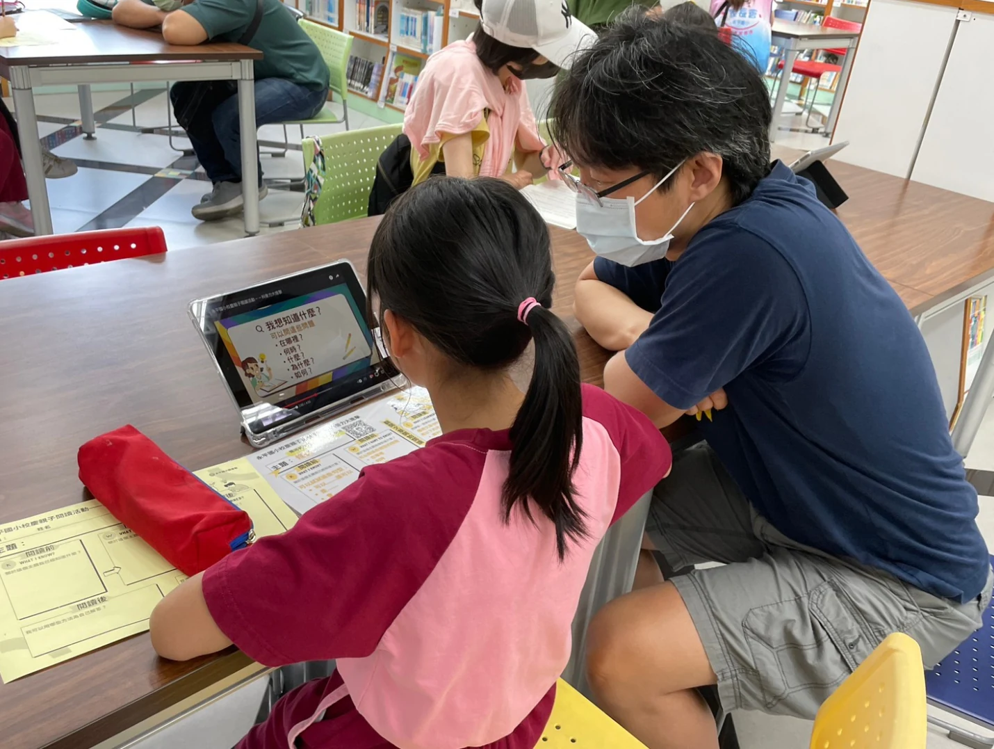 家長利用AI工具協助適性選書