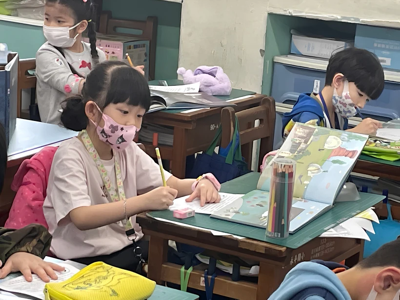 學生閱讀圖文，辨認故事人物的情緒。