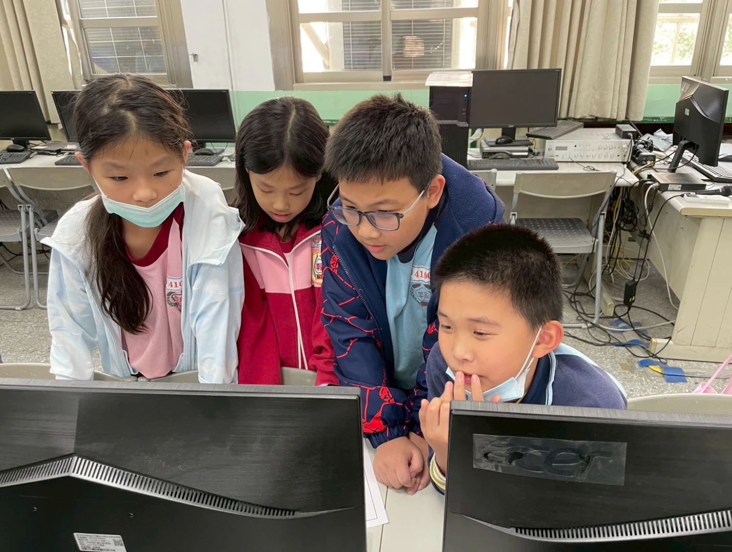 學生查證資料來源，判斷可信度。