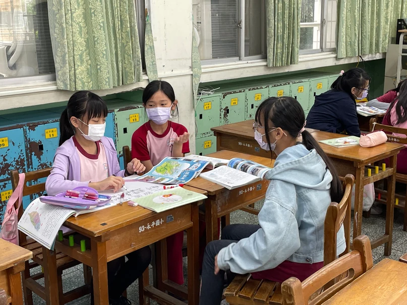 學生比較各方主張，評估合理性。