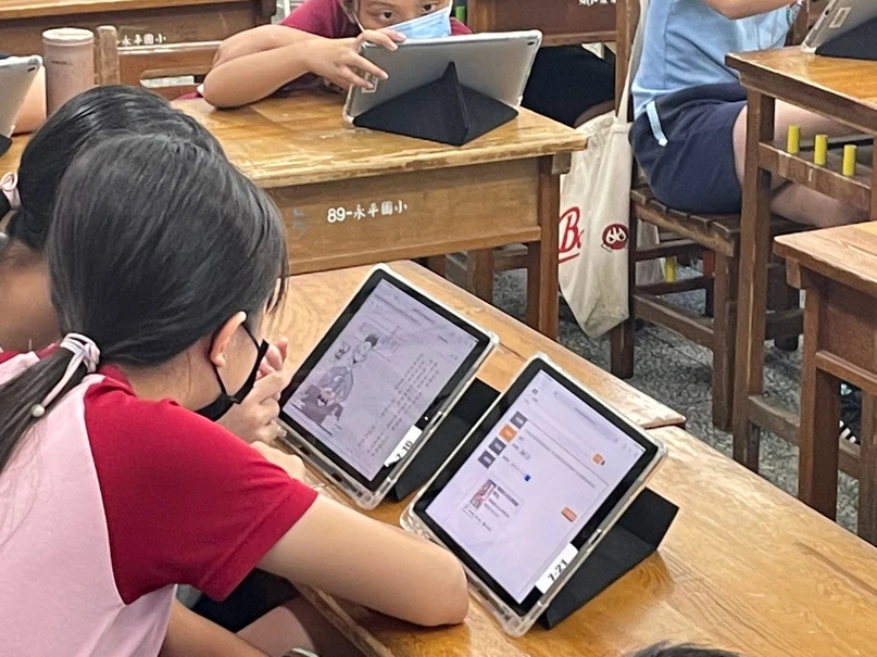 學生閱讀多元文本並查證資料。