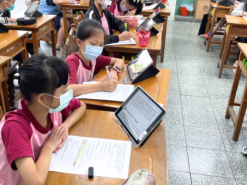 學生運用紙本與數位多文本進行閱讀。