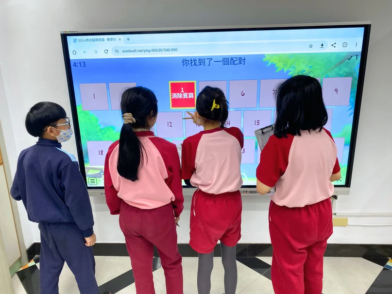 學生透過圖像配對與閱讀遊戲認識永續。