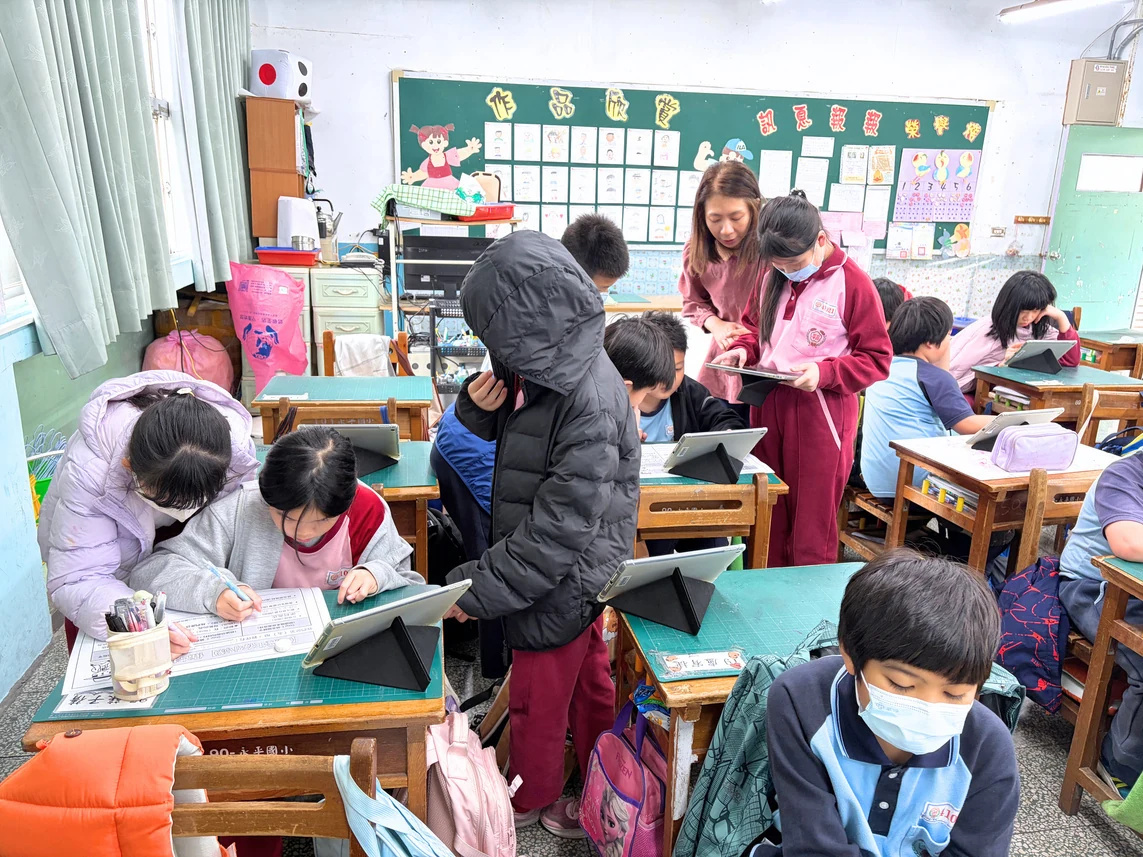 學生以防災文本討論不同場域的避難方式。