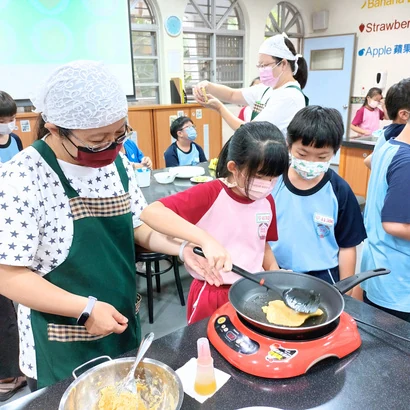學生在食育課程中進行料理實作，認識食材。