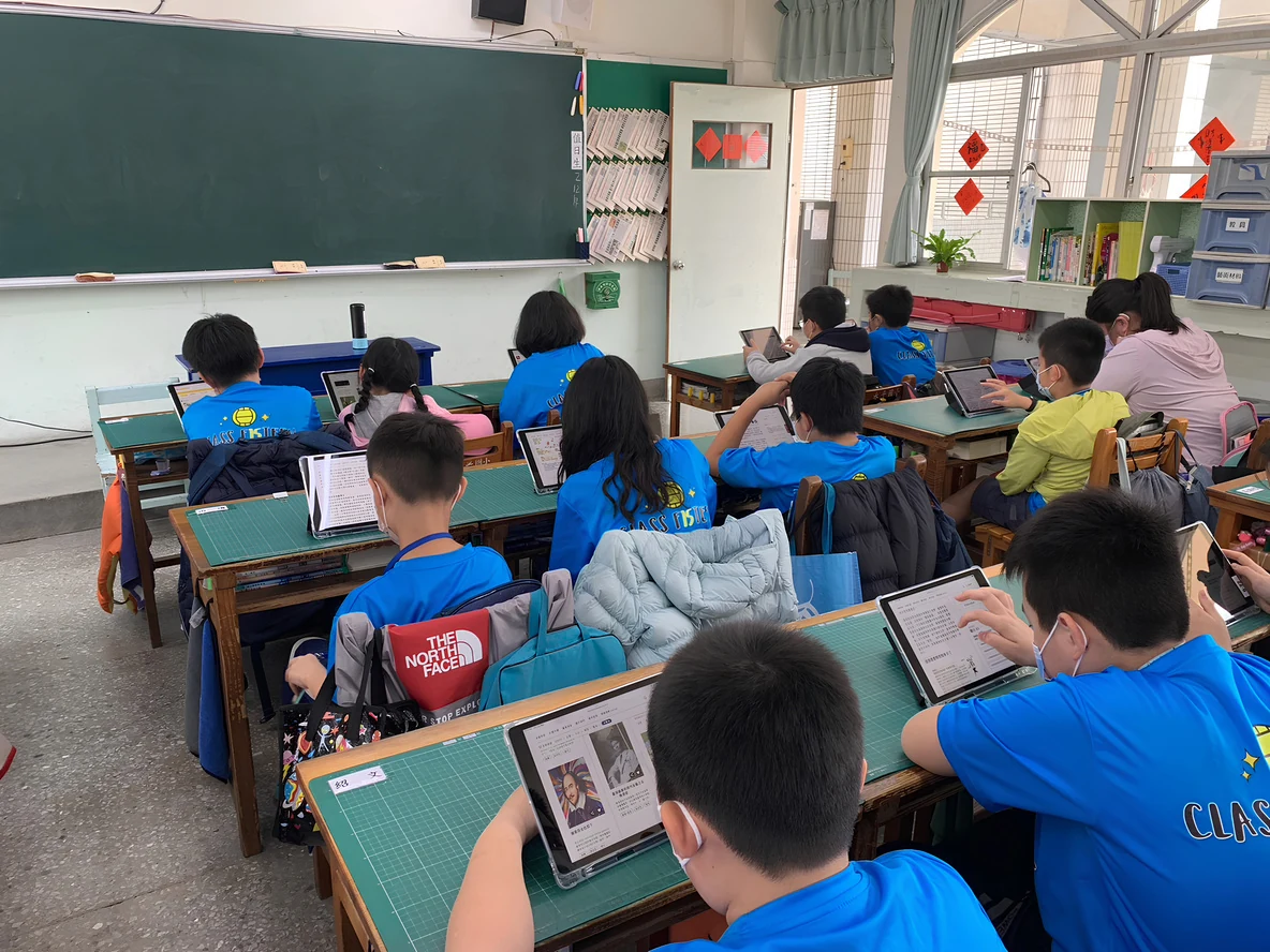 學生在課堂中查看個人書單並進行適性閱讀。