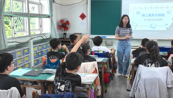 教師引導學生使用閱讀策略，討論主題。
