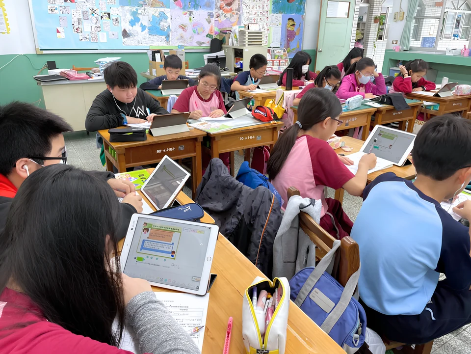 數學課使用平板與圖表，判讀資訊並解題。