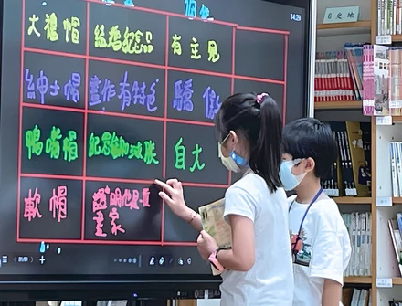 社會課以多文本和表格比較資料觀點。