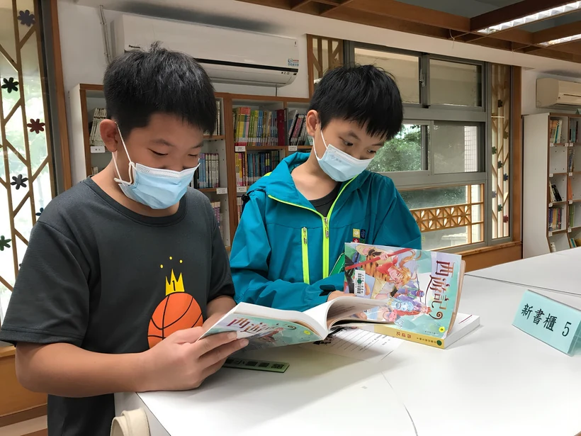 學生閱讀鬼怪主題書籍，觀察角色描寫。