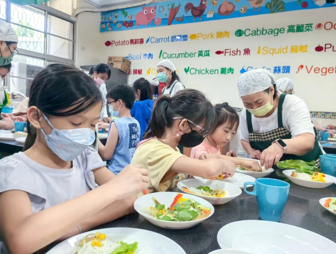 學生一起動手製作料理