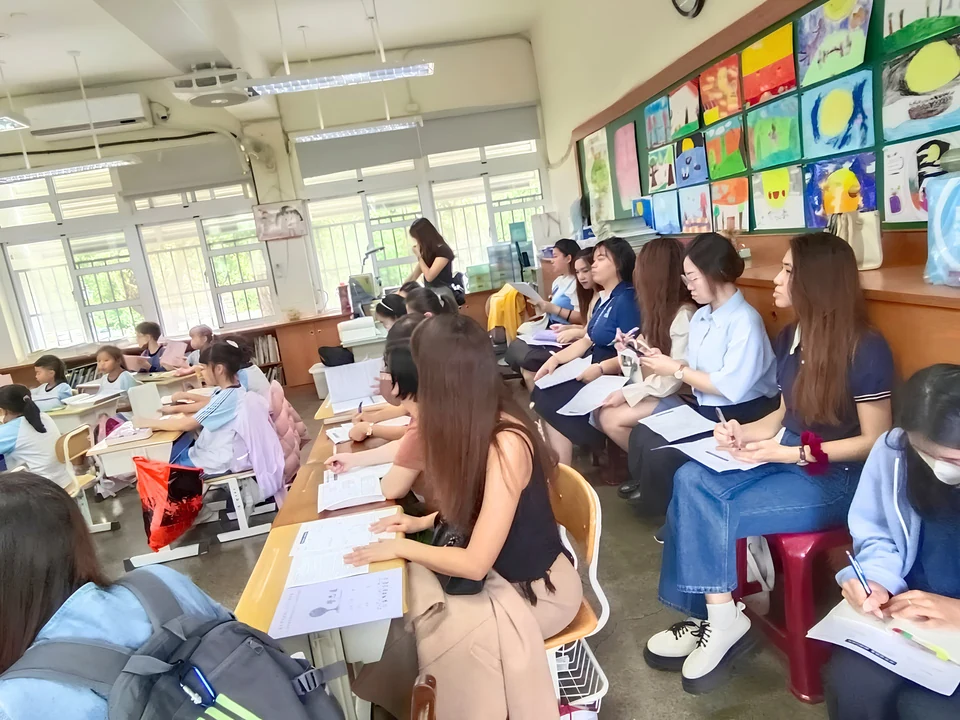 觀察教學現場並討論學生表現。